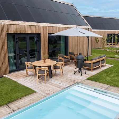 Lush With Private Pool And Sauna