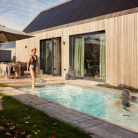 Lush With Private Pool And Sauna